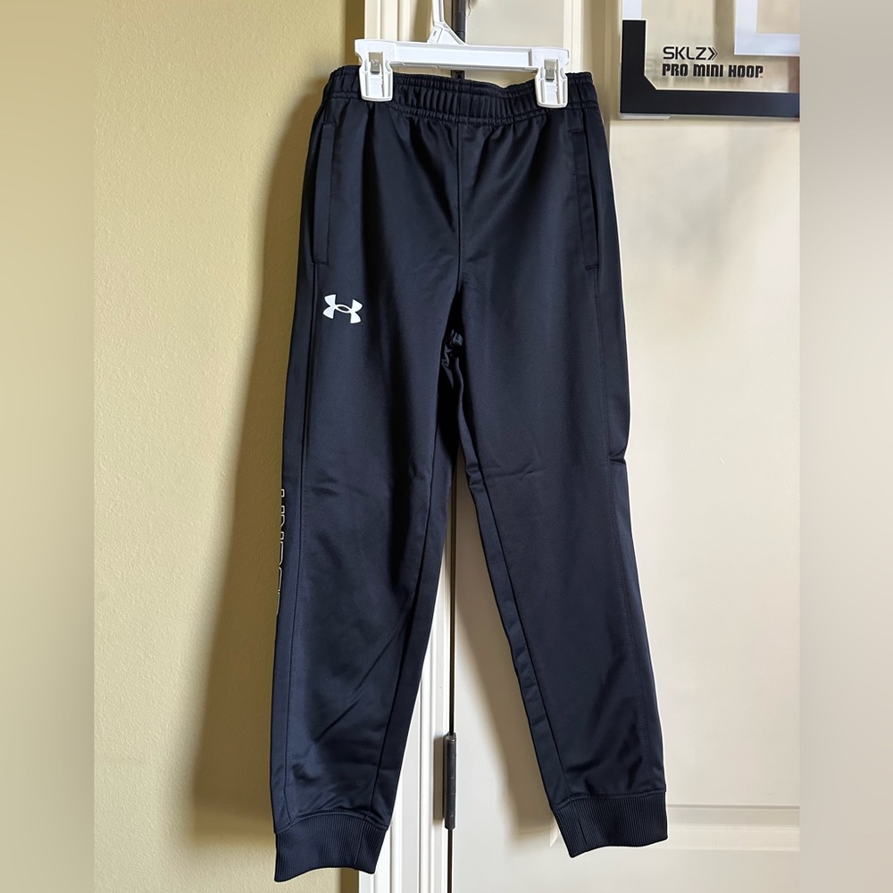 Under Armor black athletic joggers boys sz 7 NWOT